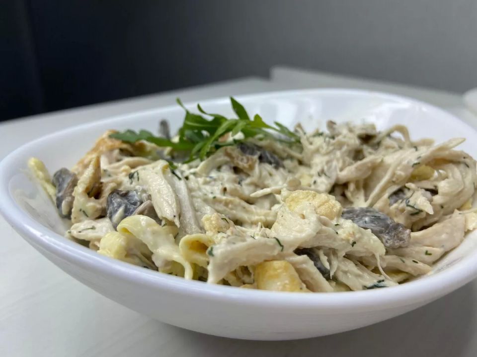 4 ингредиента и салат «Разбитная курица» готов: все элементарно, сочно и без затрат — даже крошечки не останется 4 ингредиента и салат «Разбитная курица» готов: все элементарно, сочно и без затрат — даже крошечки не останется