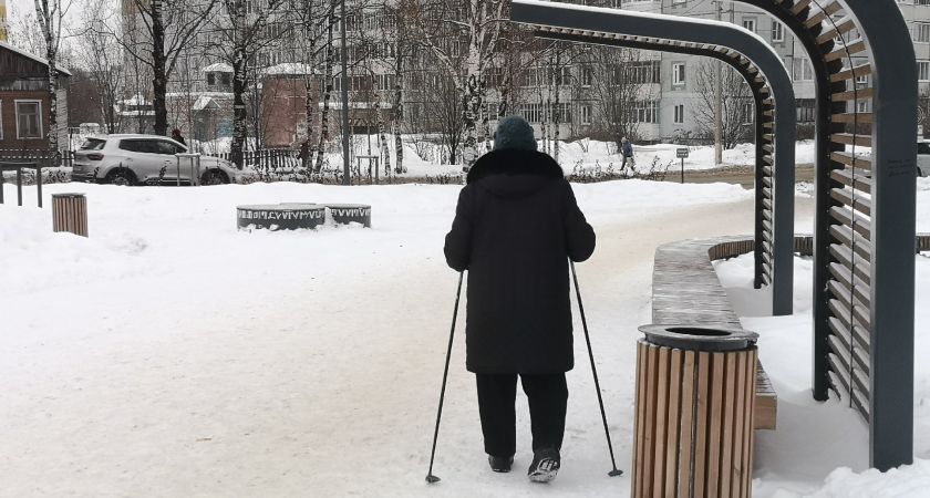 И работающим, и неработающим. Всем, кто получает пенсию, выдадут разовую выплату сразу в апреле