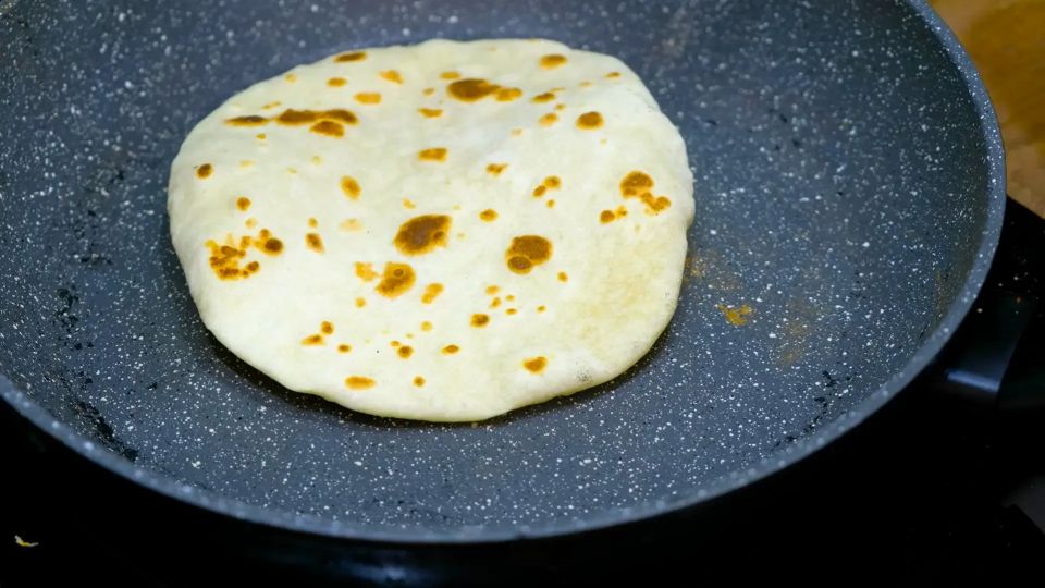 Мука+кипяток+масло — на выходе лепешки за 5 минут: сытные, вкусные и с воздушными «кармашками»