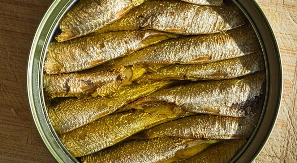 Не блюдо, а песня: готовим салат со шпротами и зеленым горошком — на банальные рецепты больше смотреть не захочется