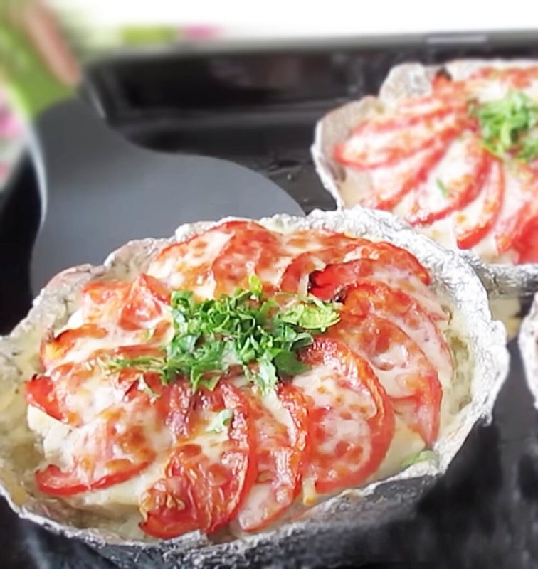 Вкусный и сытный ужин: картофельная запеканка с курицей и помидорами, которая не оставит равнодушными
