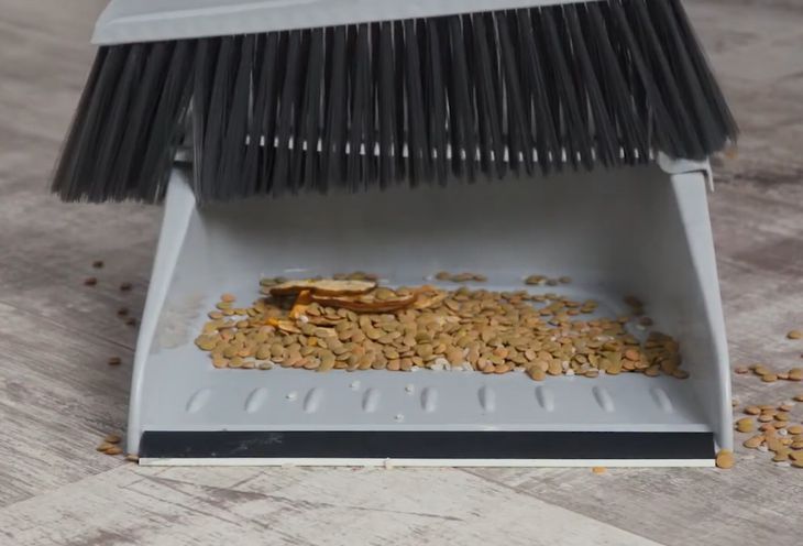 Хозяйкам подсказали, зачем нужно наклеивать скотч на совок – неожиданный эффект в уборке