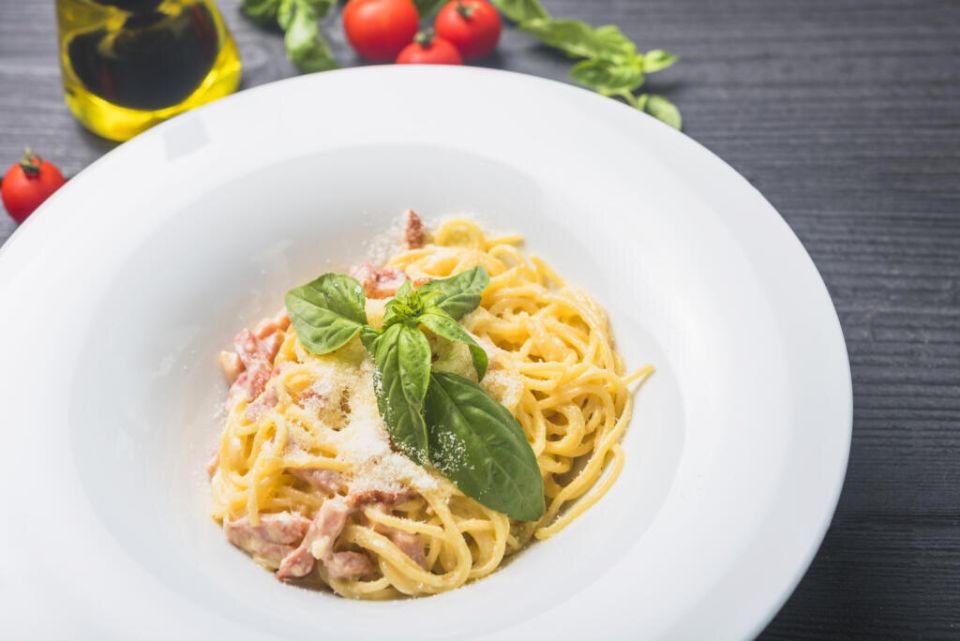 Паста карбонара с сливками и беконом: простой домашний вариант