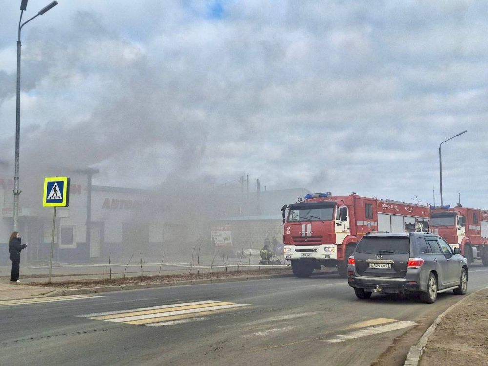 В Нарьян-Маре горит автомойка на Первомайской, работают пожарные