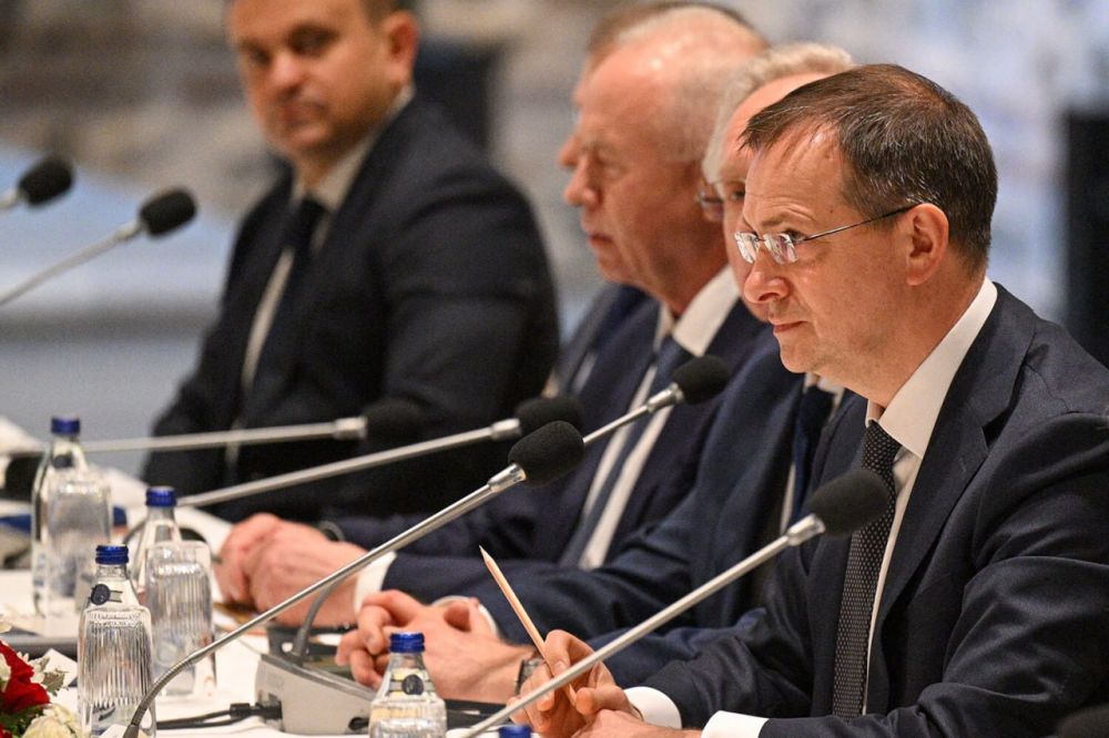 Мединский заявил, что позвонил министру обороны Украины Умерову и предложил точную дату и место встречи для обмена меморандумами по урегулированию конфликта: