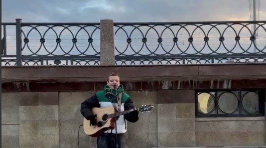 В Екатеринбурге задержали уличного музыканта Евгения Михайлова (Женька Радость), который выступал в поддержку арестованной в Санкт-Петербурге певицы Наоко