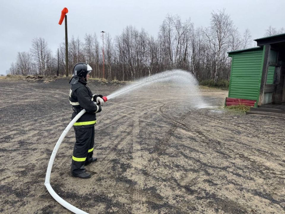 На западе НАО региональные пожарные провели учения