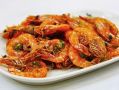 "Изысканное блюдо": жареные креветки с чесноком и вермутом - готовятся быстро
