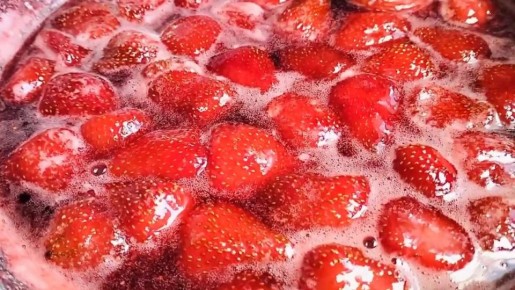 Блиц-рецепт: жареное клубничное варенье за 15 минут