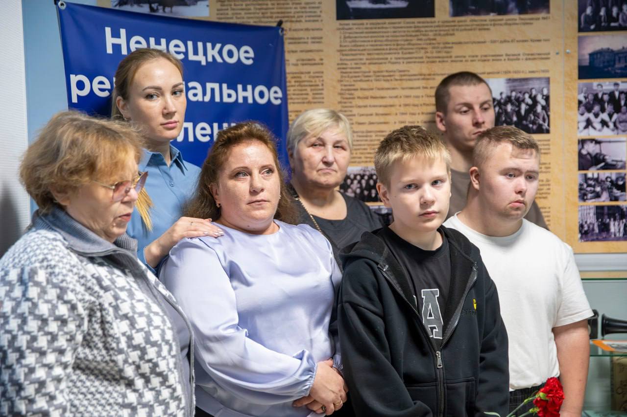 «Мама, скоро буду дома». В Нарьян-Маре открыли памятный стенд участнику СВО «Мама, скоро буду дома». В Нарьян-Маре открыли памятный стенд участнику СВО