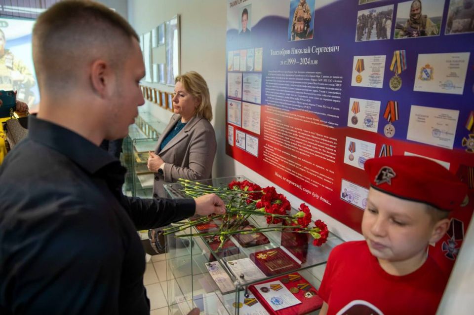 «Мама, скоро буду дома». В Нарьян-Маре открыли памятный стенд участнику СВО