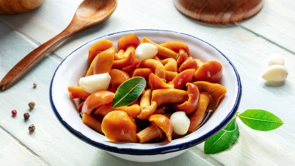 Без воды и сахара: вот как умелые хозяйки спасают пересоленные грибы