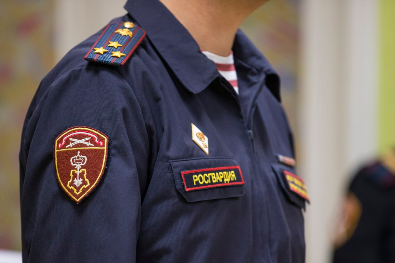 В Нарьян-Маре росгвардейцев наградили за отличие в службе В Нарьян-Маре росгвардейцев наградили за отличие в службе