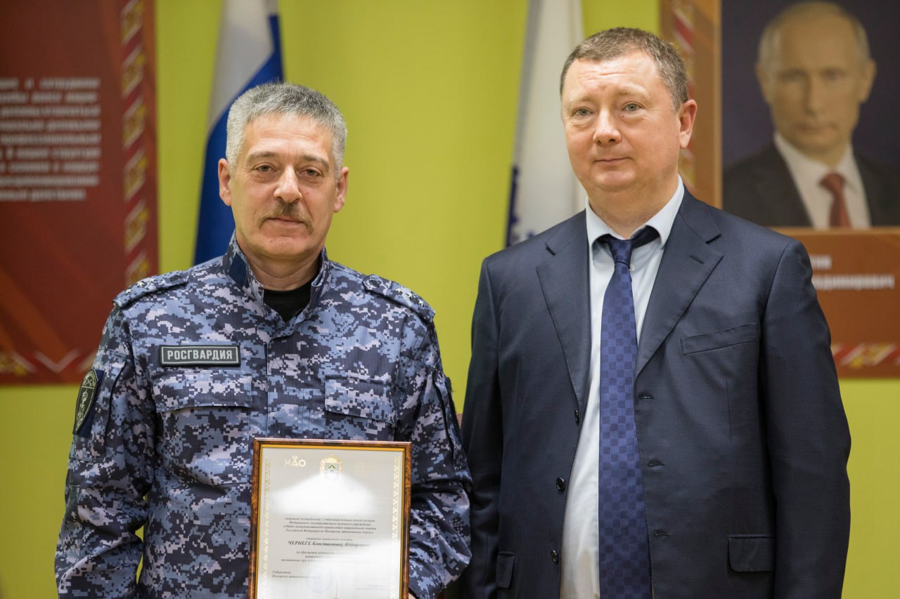 В Нарьян-Маре росгвардейцев наградили за отличие в службе В Нарьян-Маре росгвардейцев наградили за отличие в службе
