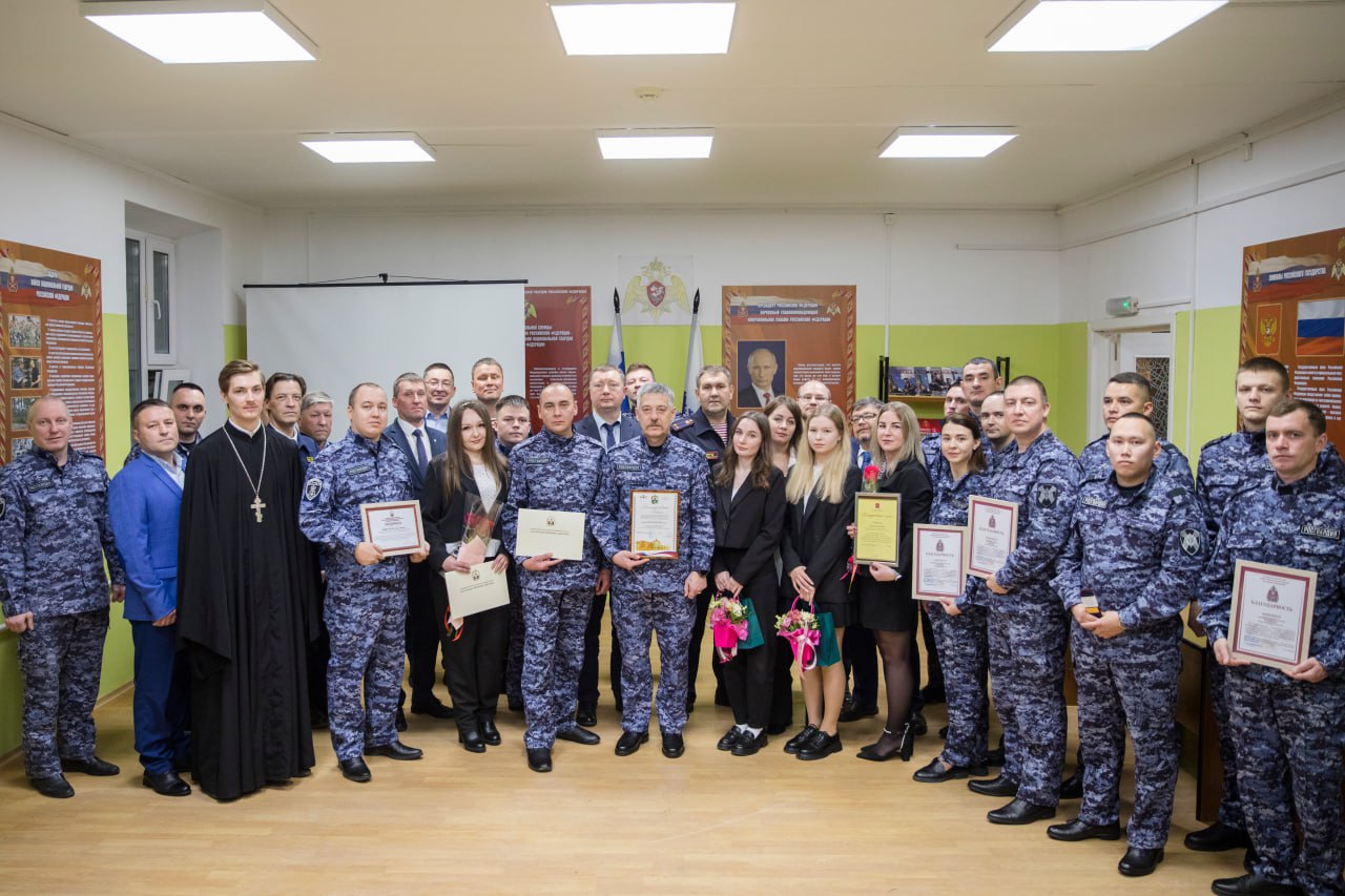 В Нарьян-Маре росгвардейцев наградили за отличие в службе