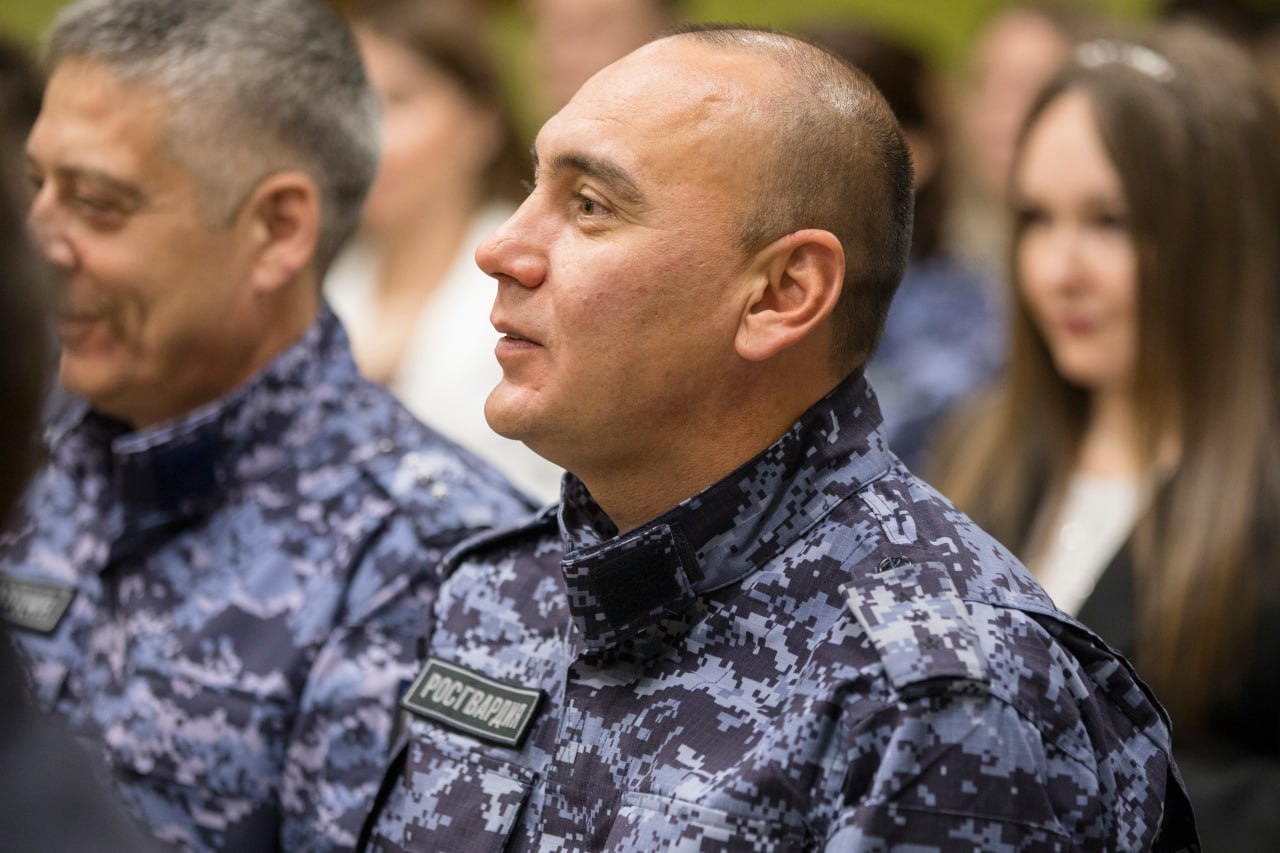 В Нарьян-Маре росгвардейцев наградили за отличие в службе В Нарьян-Маре росгвардейцев наградили за отличие в службе