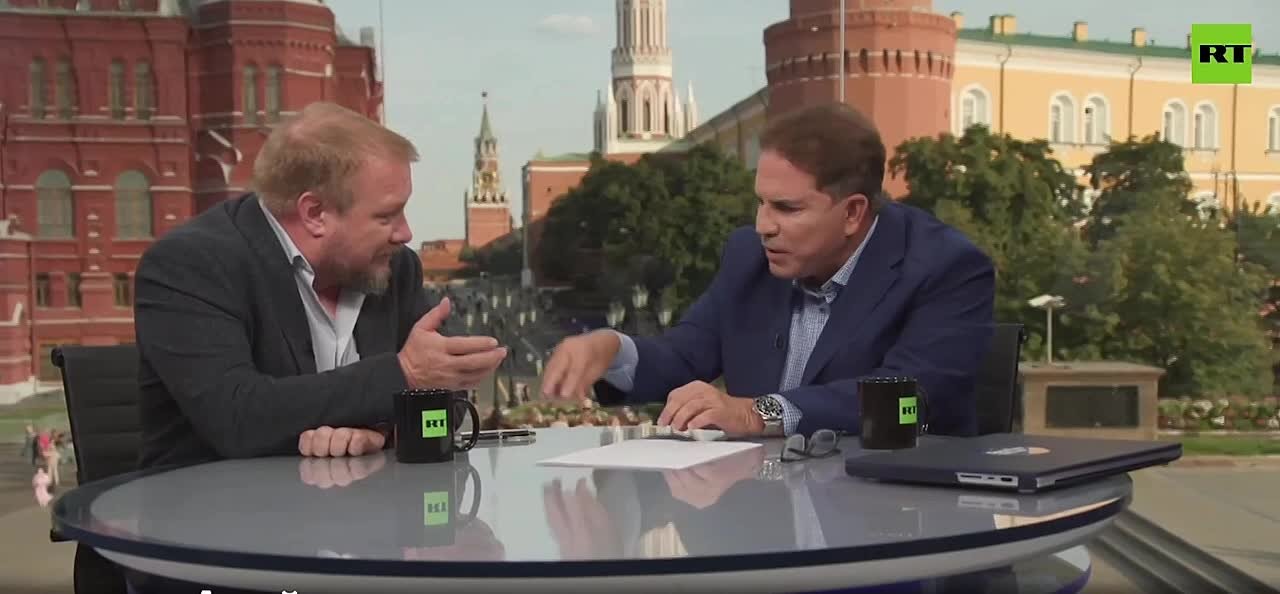 Людям на Западе не разрешают путешествовать в некоторые страны, включая Россию, чтобы они не видели, как всё обстоит на самом деле