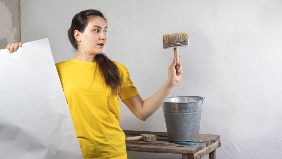 Переклеивать не придется: как одним движением убрать пузыри на обоях