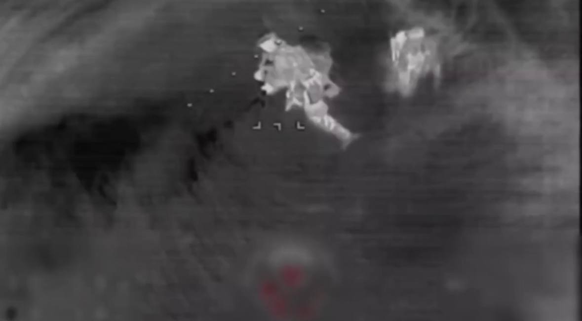 4:19 vs 4:20.. Сообщается, что на кадрах работа наших FPV по тому самому десанту ГУР, который высадили два UH-60 под Покровском 4:19 vs 4:20.. Сообщается, что на кадрах работа наших FPV по тому самому десанту ГУР, который высадили два UH-60 под Покровском