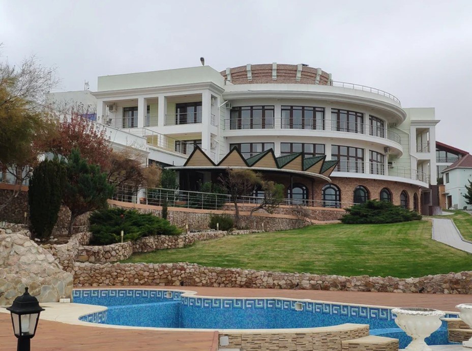 Отец Алсу продает виллу под Севастополем за миллиард рублей