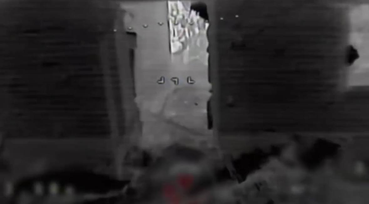 4:19 vs 4:20.. Сообщается, что на кадрах работа наших FPV по тому самому десанту ГУР, который высадили два UH-60 под Покровском 4:19 vs 4:20.. Сообщается, что на кадрах работа наших FPV по тому самому десанту ГУР, который высадили два UH-60 под Покровском