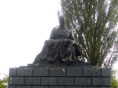 Луганский Бабий Яр. 1 ноября 1942 года всем жителям оккупированного немцами Ворошиловграда еврейской национальности было приказано явиться в шесть часов утра на стадион имени Ворошилова, ныне это луганский стадион...