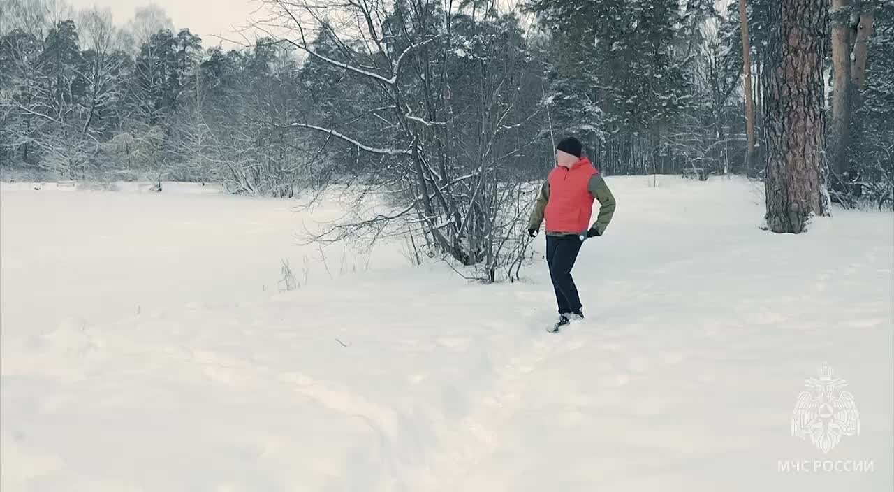 Доброе утро!. Начинается новая рабочая неделя, и МЧС России напоминает важное правило безопасности: не шути с тонким льдом! МЧС России напоминает: