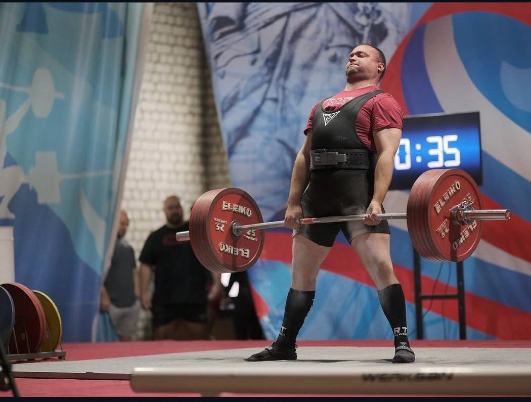 Спортсмен из НАО взял серебро на чемпионате Архангельской области по пауэрлифтингу