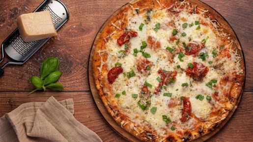 Повторит любая хозяйка: эту сочную пиццу из двух продуктов дома у Симоньян съедают за один присест