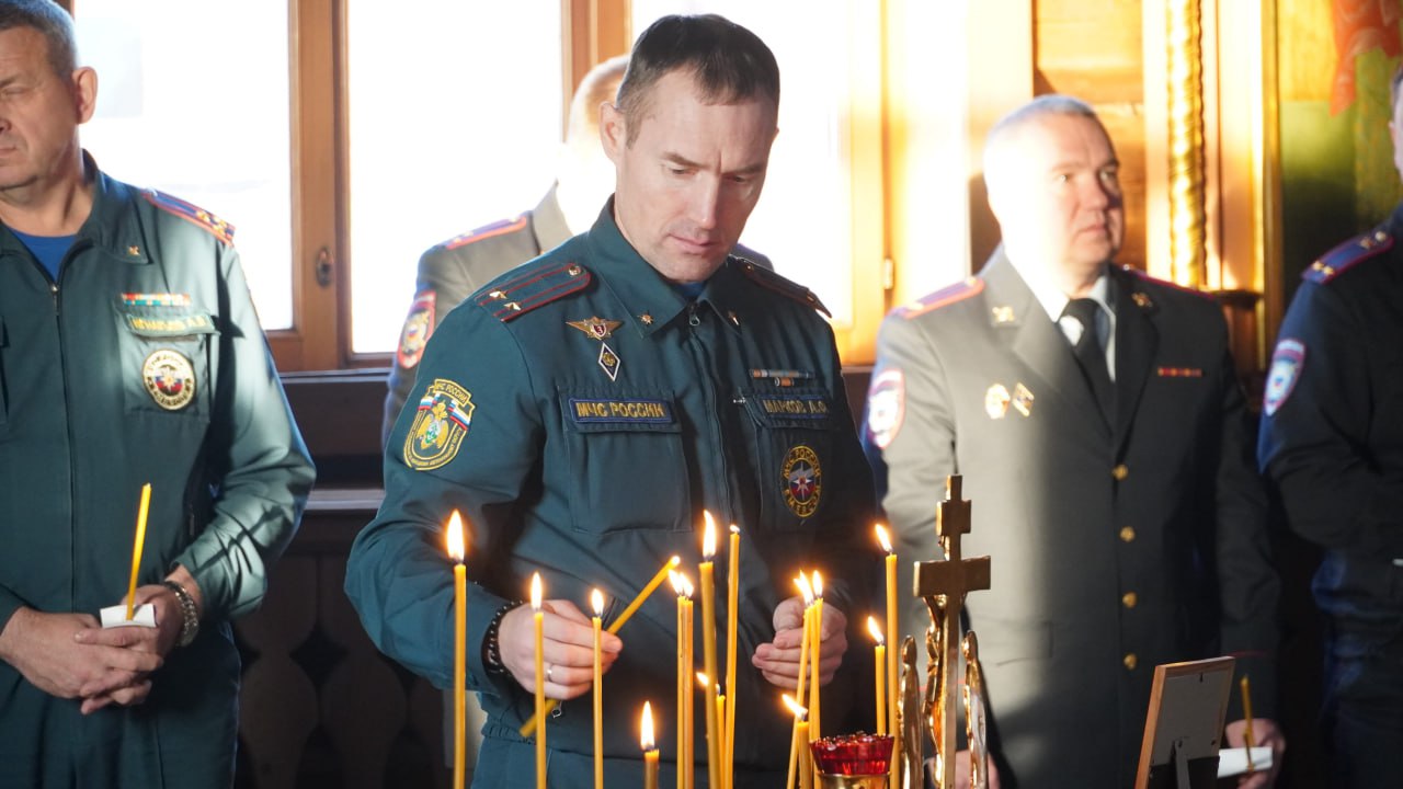 Руководство и сотрудники Главного управления МЧС России по НАО почтили память сотрудников органов внутренних дел погибших при исполнении служебного долга Руководство и сотрудники Главного управления МЧС России по НАО почтили память сотрудников органов внутренних дел погибших при исполнении служебного долга