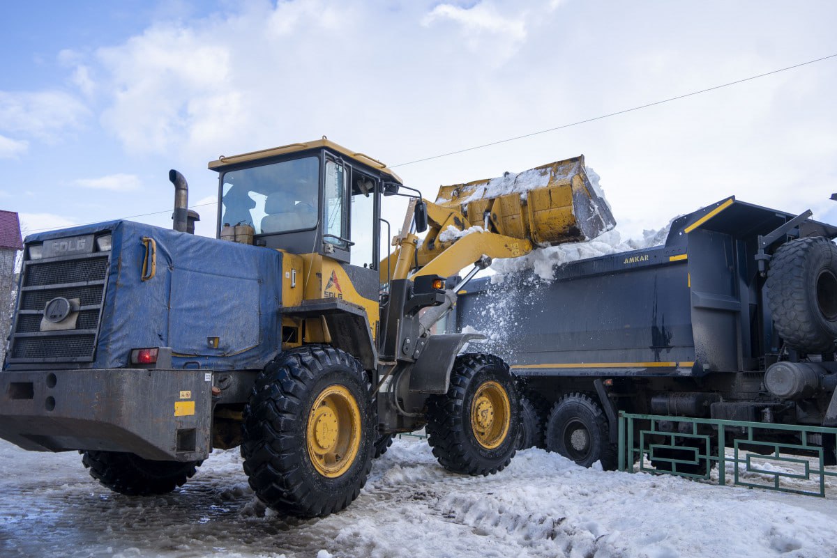 За сутки коммунальщики вывезли из Нарьян-Мара и Искателей более 600 кубометров снега