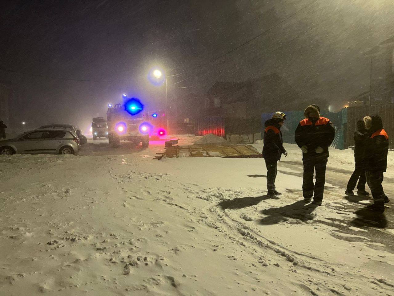 В Искателей сильным ветром снесло сайдинг крыши жилого дома В Искателей сильным ветром снесло сайдинг крыши жилого дома