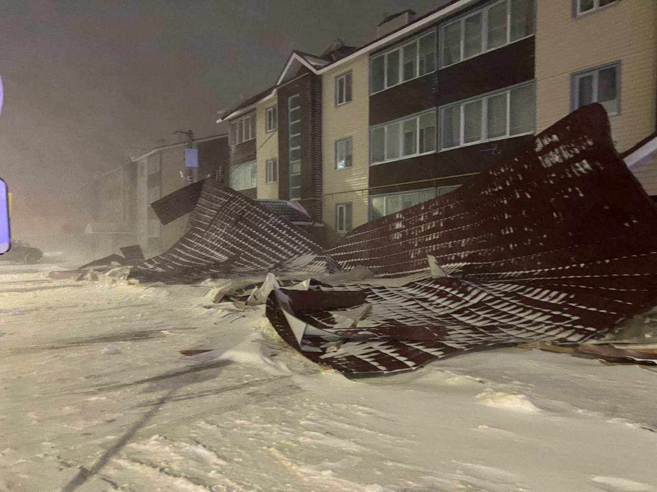 В Искателей сильным ветром снесло сайдинг крыши жилого дома