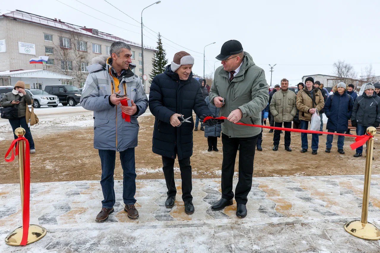 В Нарьян-Маре обустроили территорию у памятника «Буровая вышка» В Нарьян-Маре обустроили территорию у памятника «Буровая вышка»