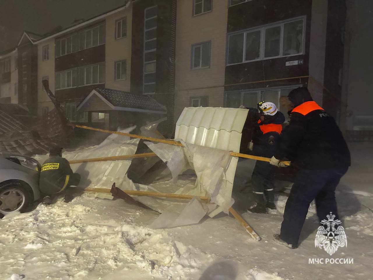 Крыша "поехала" у многоквартирного дома в поселке Искателей Ненецкого АО Крыша "поехала" у многоквартирного дома в поселке Искателей Ненецкого АО