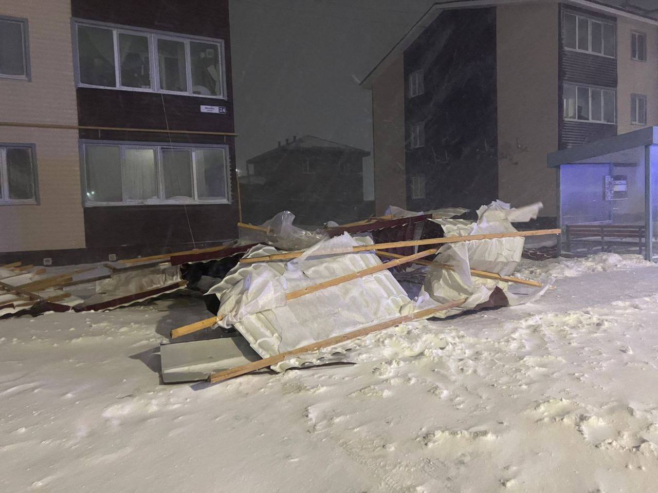 В Искателей сильным ветром снесло сайдинг крыши жилого дома В Искателей сильным ветром снесло сайдинг крыши жилого дома