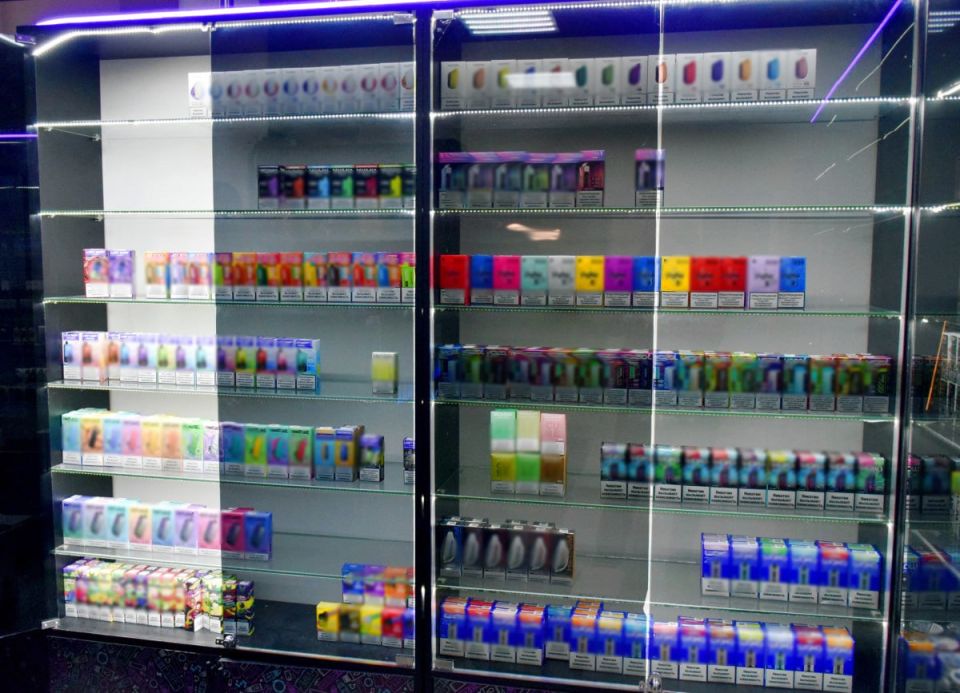 В НарьянМаре полицейские изъяли у торговцев около 2000 нелегальных электронных сигарет и вейпов