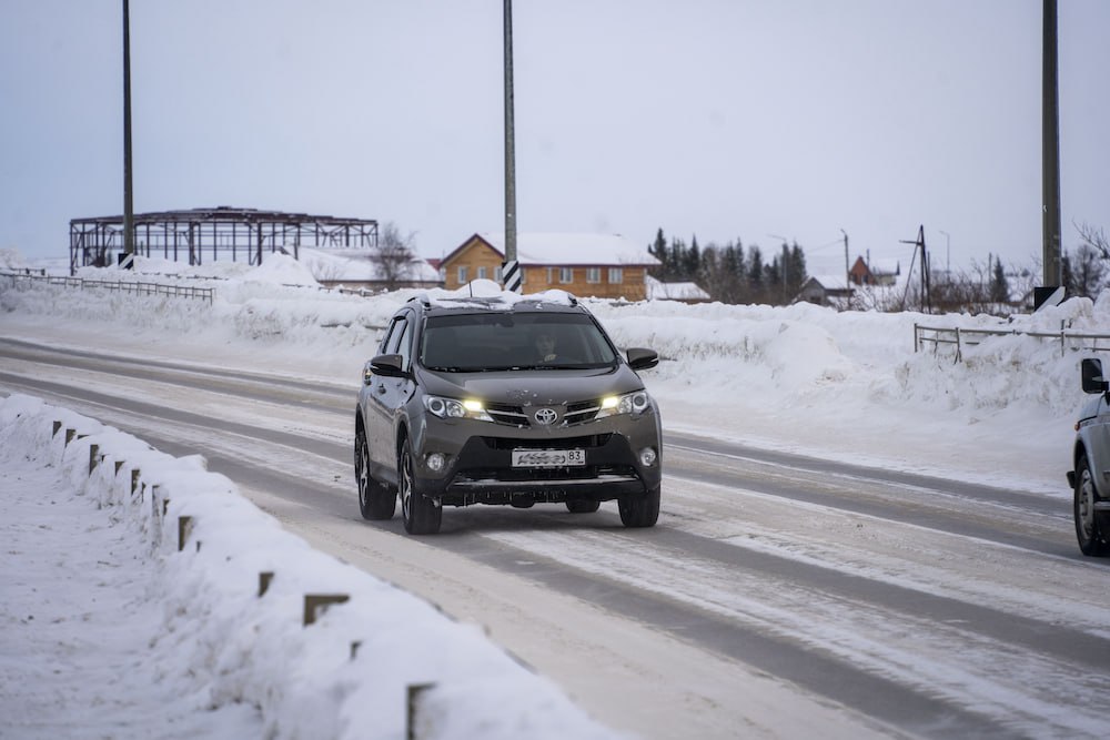 Автомобилистам НАО напоминают о правилах безопасности на дорогах в гололедицу