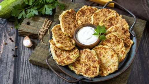 Оладьи из кабачков будут вкуснее мясной запеканки: добавьте в тесто этот ингредиент