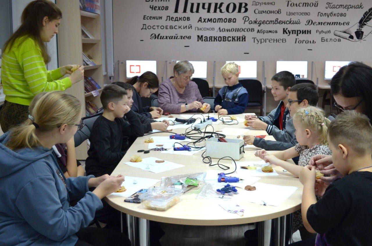 Творческие подарки для мам создали участники детского клуба филиала фонда «Защитники Отечества» по НАО Творческие подарки для мам создали участники детского клуба филиала фонда «Защитники Отечества» по НАО