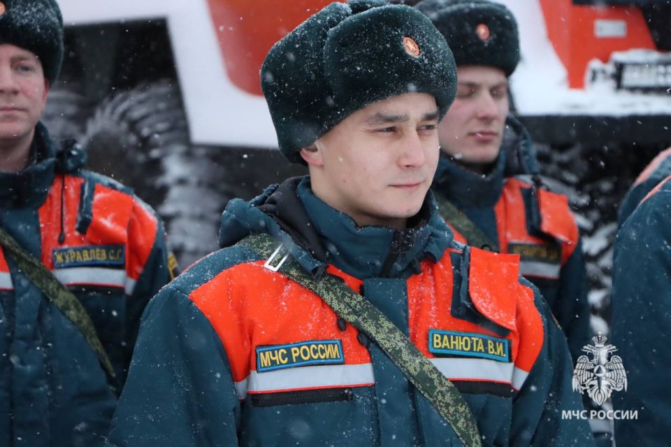 Доброе утро!. МЧС России желает вам продуктивных и безопасных выходных! В любой экстренной ситуации звоните по номеру 112