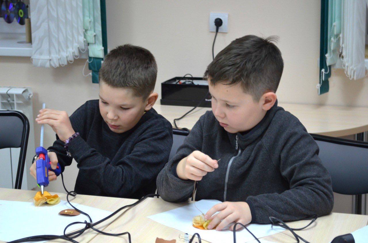 Творческие подарки для мам создали участники детского клуба филиала фонда «Защитники Отечества» по НАО Творческие подарки для мам создали участники детского клуба филиала фонда «Защитники Отечества» по НАО