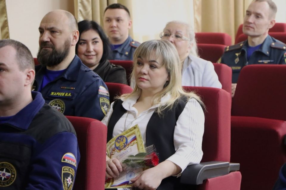 Наши чрезвычайные мамы. В Главном управлении МЧС России по НАО немало сотрудниц, носящих почетное звание «Мама» Наши чрезвычайные мамы. В Главном управлении МЧС России по НАО немало сотрудниц, носящих почетное звание «Мама»