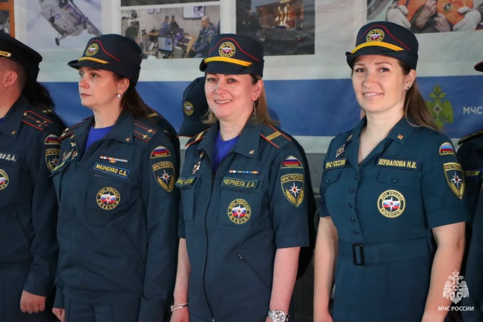 Наши чрезвычайные мамы. В Главном управлении МЧС России по НАО немало сотрудниц, носящих почетное звание «Мама» Наши чрезвычайные мамы. В Главном управлении МЧС России по НАО немало сотрудниц, носящих почетное звание «Мама»