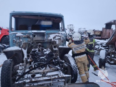 #БудниМЧС. Сегодня в объективе тренировка огнеборцев по проведению аварийно-спасательных работ при ликвидации последствий ДТП на легковом и грузовом транспорте