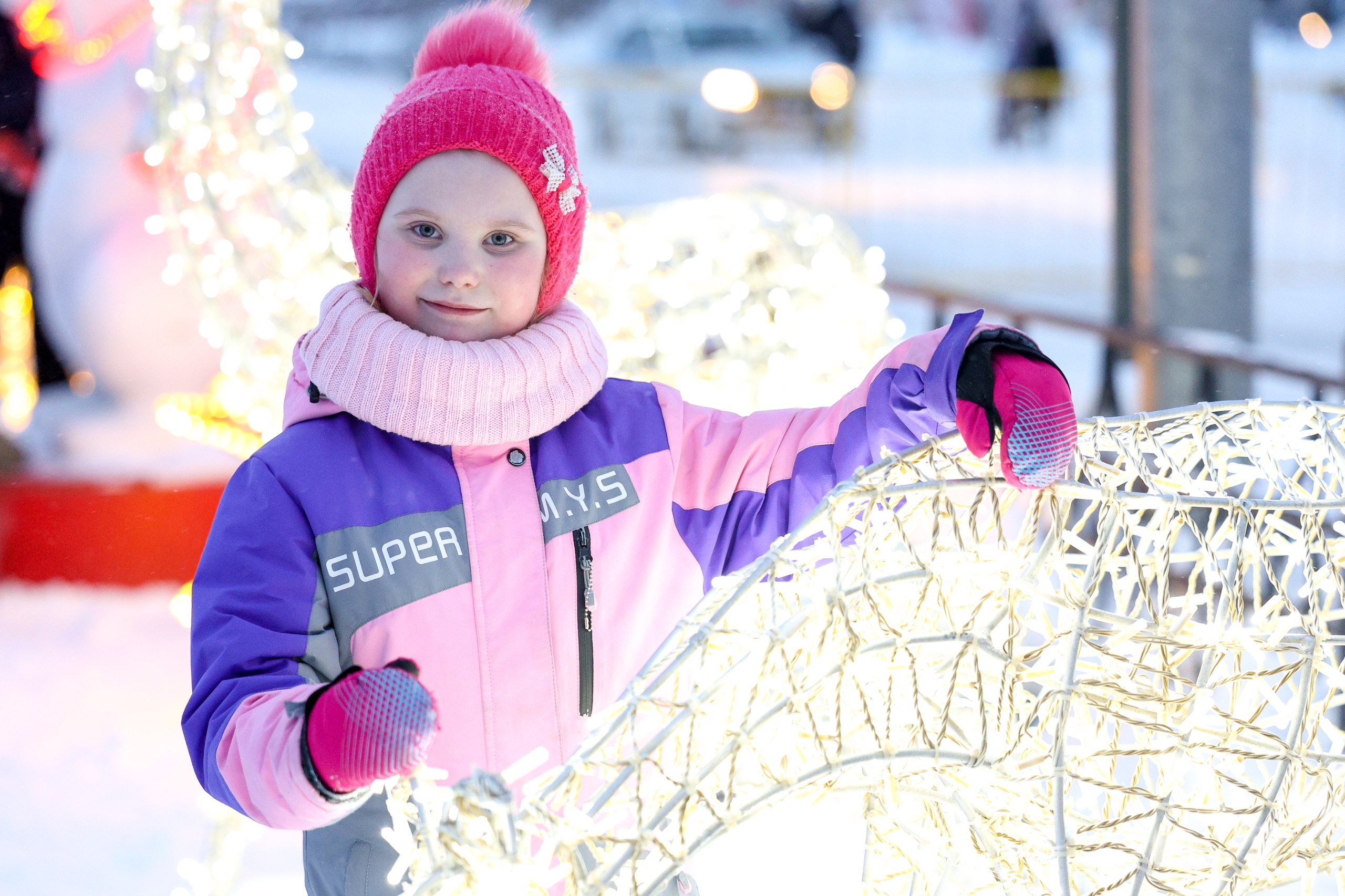 В Искателей зажгли огни новогодней ёлки В Искателей зажгли огни новогодней ёлки