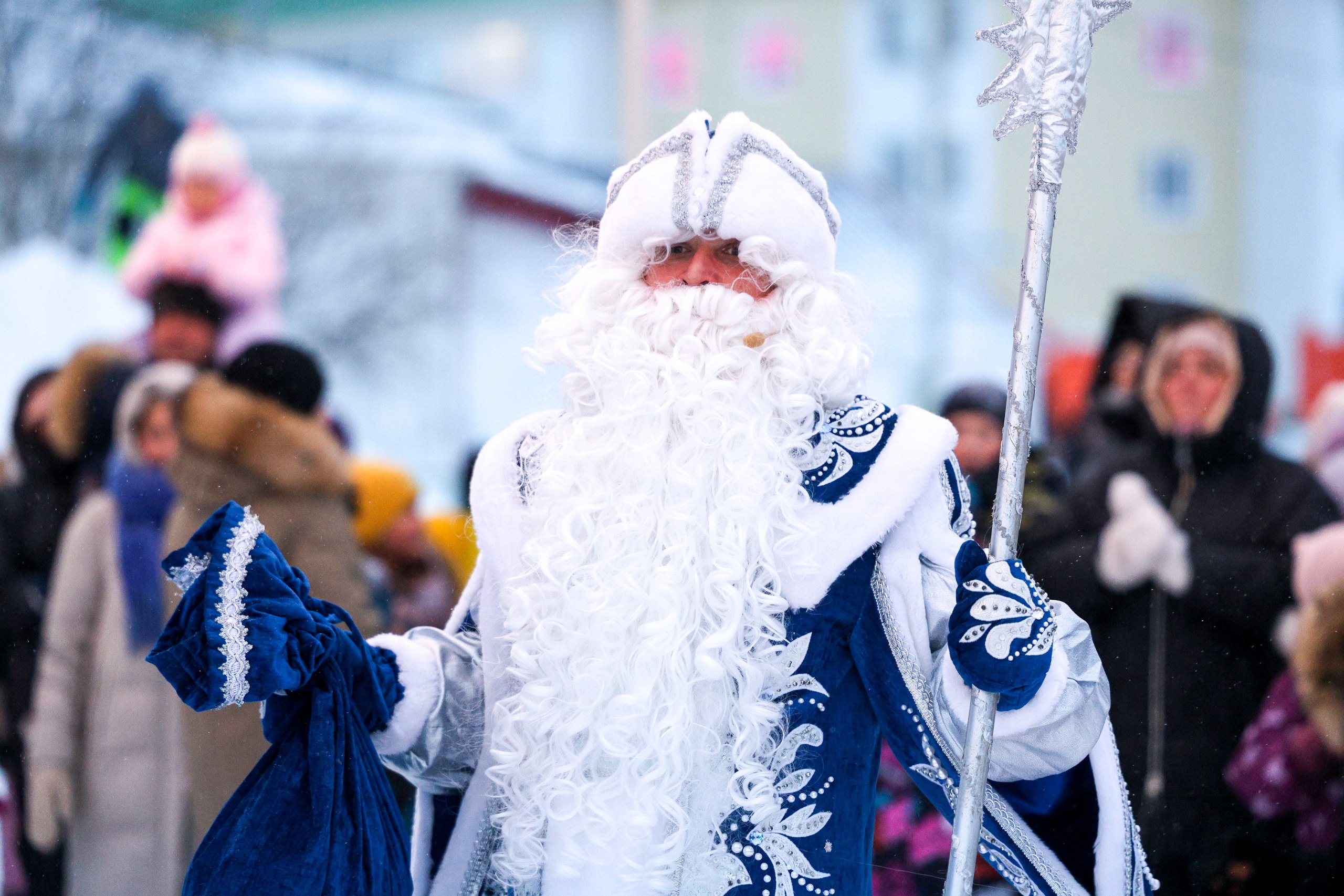В Искателей зажгли огни новогодней ёлки В Искателей зажгли огни новогодней ёлки
