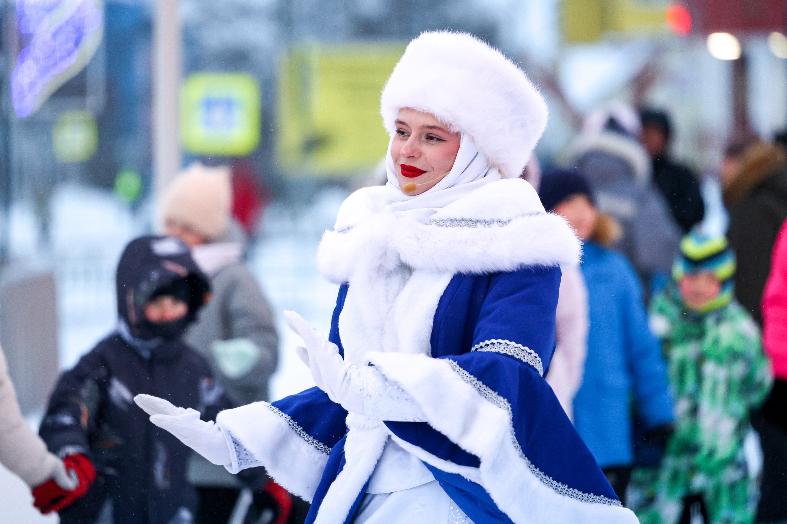 В Искателей зажгли огни новогодней ёлки В Искателей зажгли огни новогодней ёлки