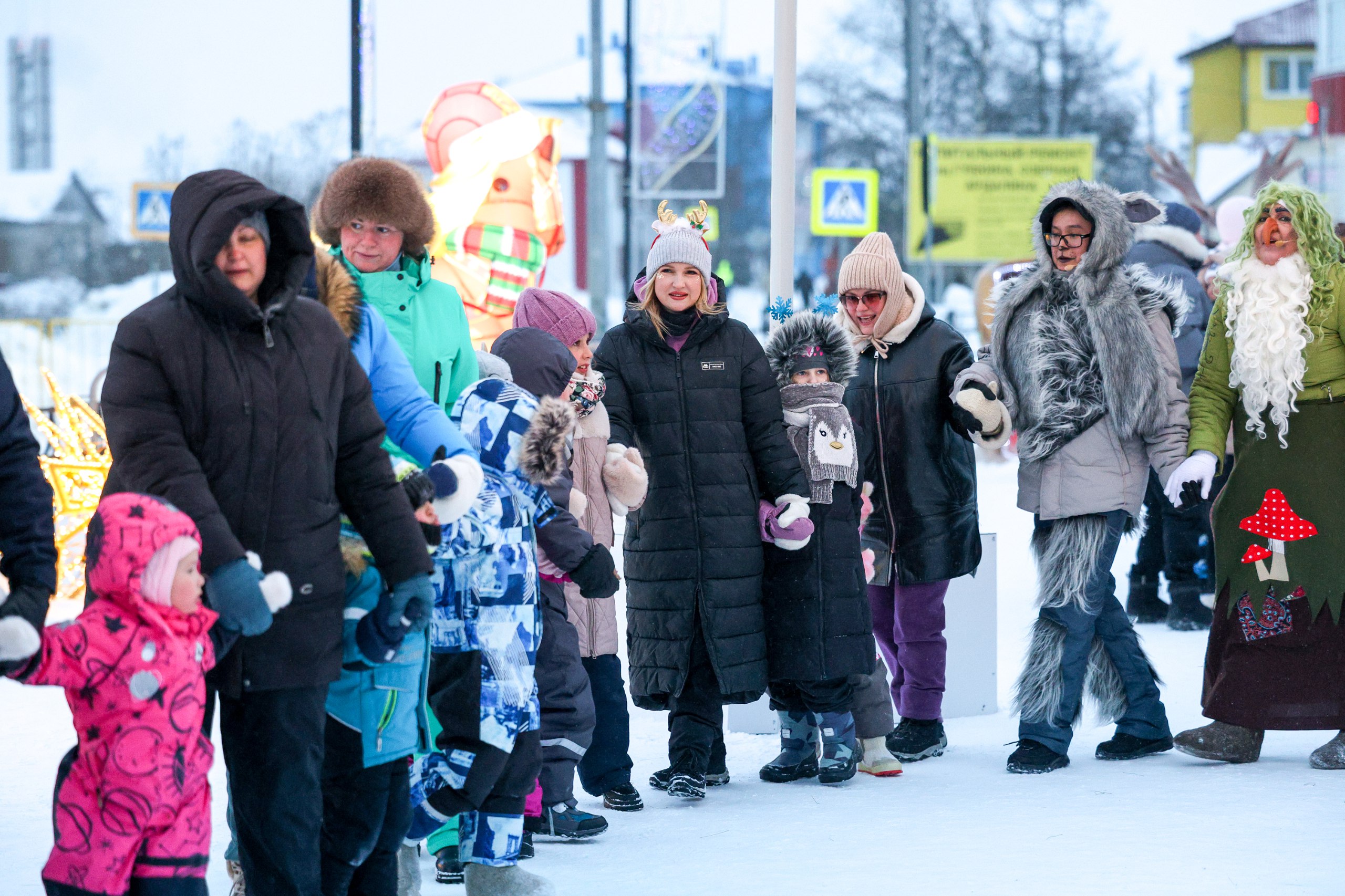 В Искателей зажгли огни новогодней ёлки В Искателей зажгли огни новогодней ёлки