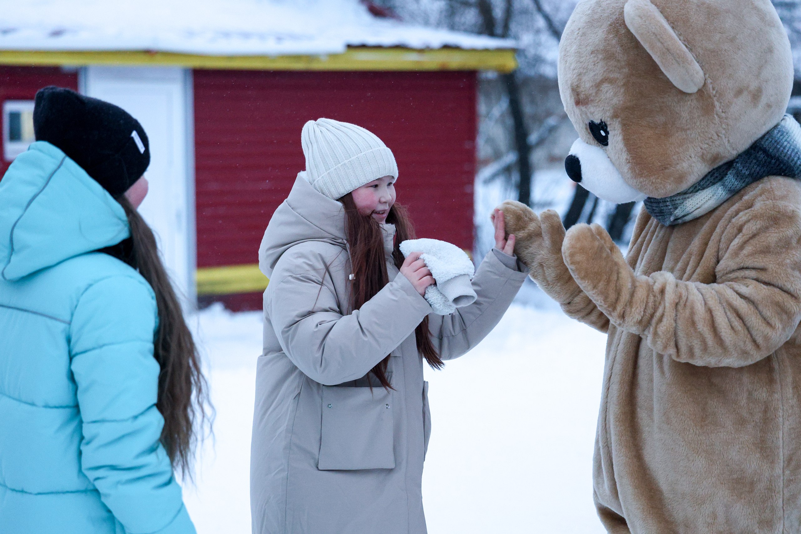 В Искателей зажгли огни новогодней ёлки В Искателей зажгли огни новогодней ёлки